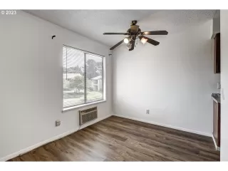 Photo #4: 23190473 Listing