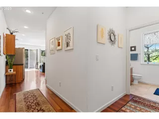 Photo #4: 23191084 Listing