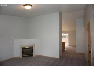 Photo #5: 23191179 Listing