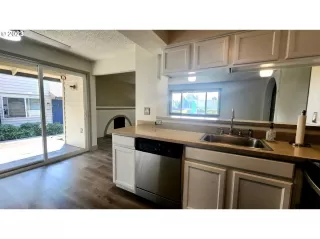 Photo #5: 23193685 Listing