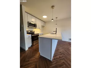 Photo #4: 23193910 Listing