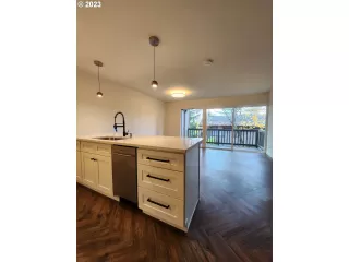 Photo #5: 23193910 Listing