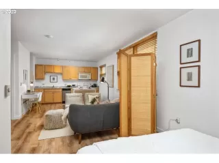 Photo #6: 23194756 Listing