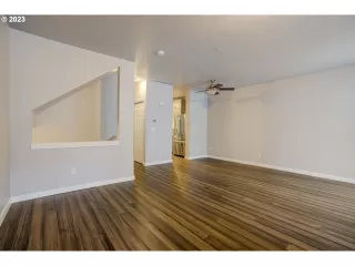Photo #5: 23195594 Listing