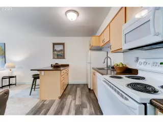 Photo #5: 23198195 Listing