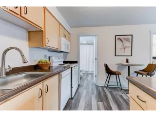 Photo #6: 23198195 Listing