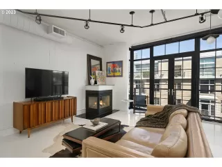 Photo #4: 23198443 Listing