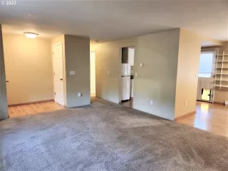 Photo #4: 23199947 Listing