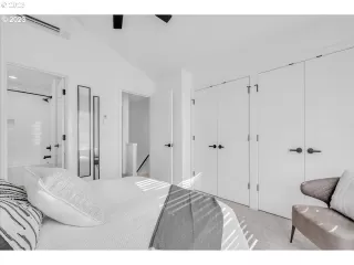 Photo #5: 23208532 Listing