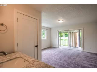 Photo #5: 23209468 Listing