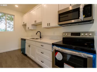 Photo #3: 23212609 Listing