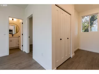 Photo #4: 23212609 Listing