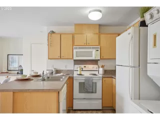 Photo #6: 23213068 Listing