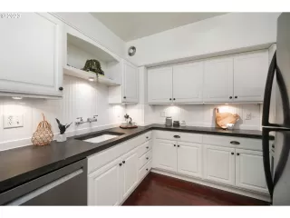 Photo #5: 23215568 Listing