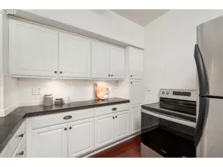 Photo #6: 23215568 Listing