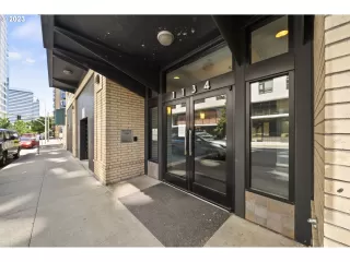 Photo #3: 23225078 Listing