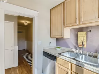 Photo #6: 23233030 Listing