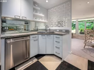 Photo #6: 23233517 Listing