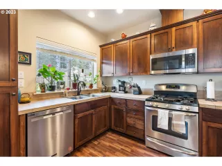 Photo #4: 23250018 Listing