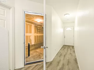 Photo #3: 23253883 Listing