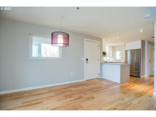 Photo #4: 23253921 Listing