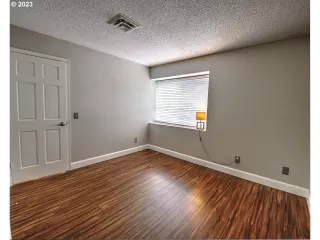 Photo #4: 23256335 Listing