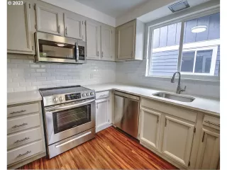 Photo #6: 23256335 Listing