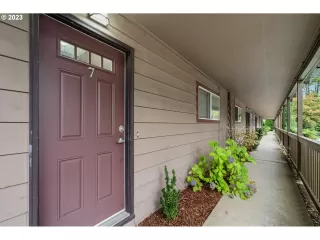 Photo #1: 23257418 Listing