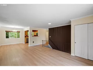 Photo #5: 23257418 Listing