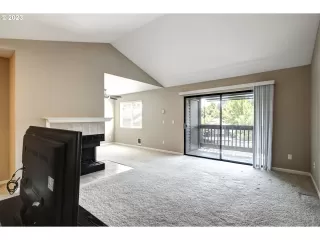 Photo #4: 23258030 Listing