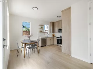 Photo #3: 23258952 Listing