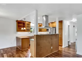 Photo #4: 23265695 Listing