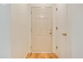 Photo #6: 23268000 Listing