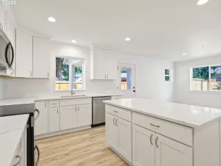 Photo #4: 23269510 Listing