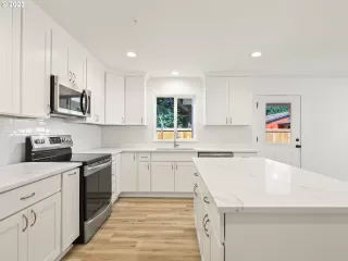 Photo #5: 23269510 Listing