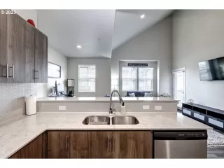 Photo #4: 23271881 Listing