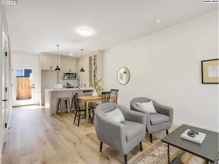 Photo #2: 23276449 Listing