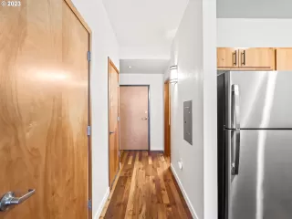 Photo #5: 23276538 Listing