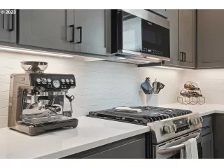 Photo #5: 23276894 Listing