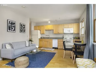 Photo #5: 23277535 Listing