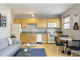 Photo #6: 23277535 Listing