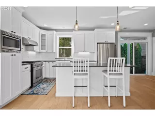 Photo #4: 23278133 Listing