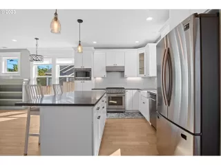 Photo #6: 23278133 Listing