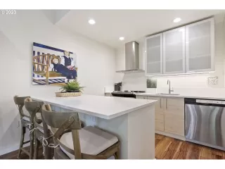 Photo #5: 23278877 Listing