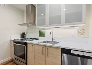 Photo #6: 23278877 Listing