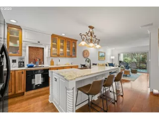 Photo #4: 23283115 Listing