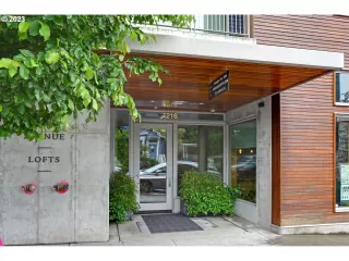 Photo #5: 23285954 Listing