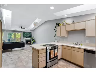 Photo #4: 23289283 Listing