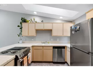 Photo #5: 23289283 Listing