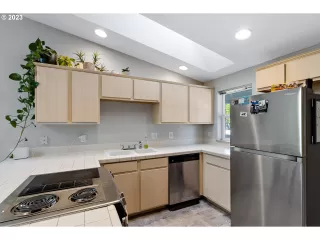 Photo #6: 23289283 Listing